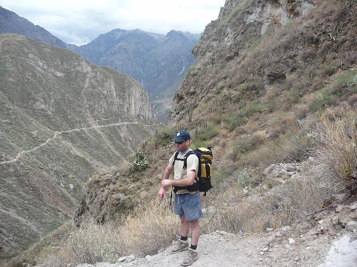 Perou_2010_CED_66.jpg - Patrick dans la descente vers Llahuar