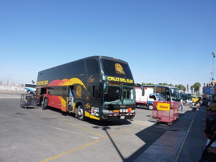 Perou_2010_PAT_26.JPG - Le maxi bus  !! Suivi par Gps au cas où l'on soit attaqué ou détourné.... ça met dans l'ambiance !
