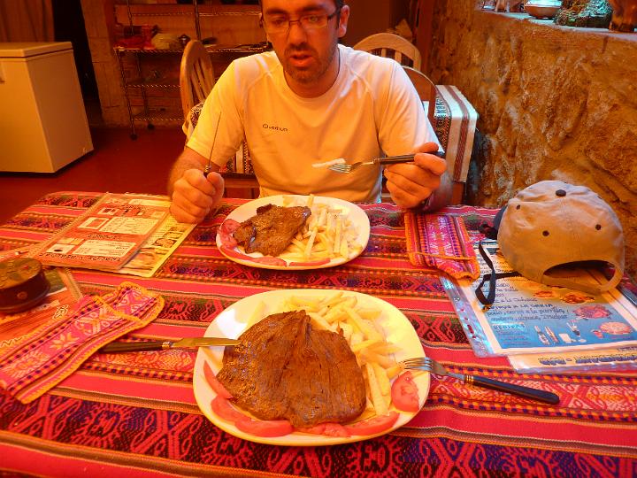 Perou_2010_PAT_64.JPG - Premier steack d'alpaga, on va pas mourrir de faim